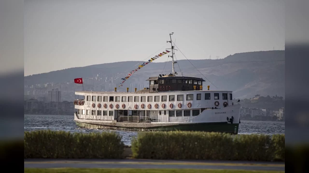 İZDENİZ Bergama Vapuru ile rehberli Körfez turlarına yeniden başlıyor