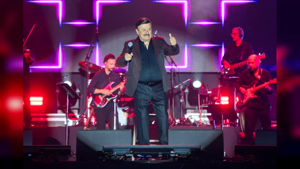 Selami Şahin Ataköy Marina Açık Hava Sahnesi'nde konser verdi