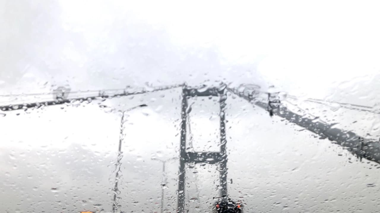 İstanbul'da fırtına ve şiddetli yağış etkili oluyor