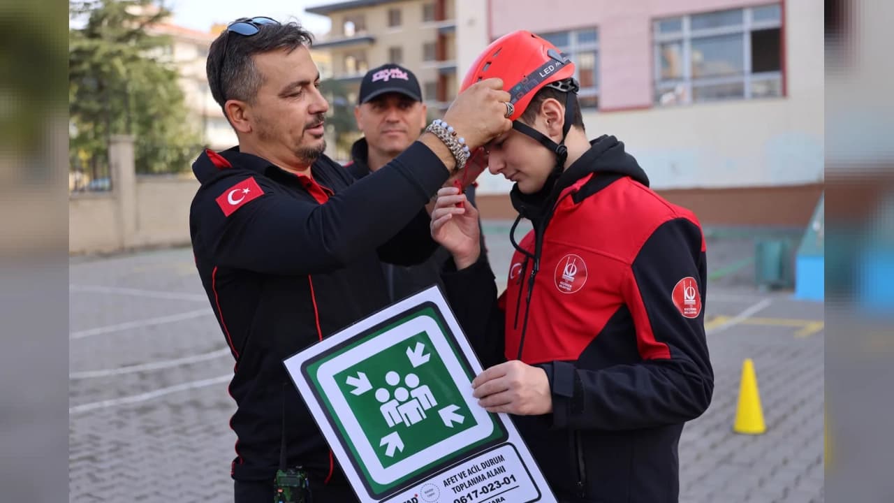 Keçiören'de öğrenci ve öğretmenlere afet ve yangın eğitimi verildi