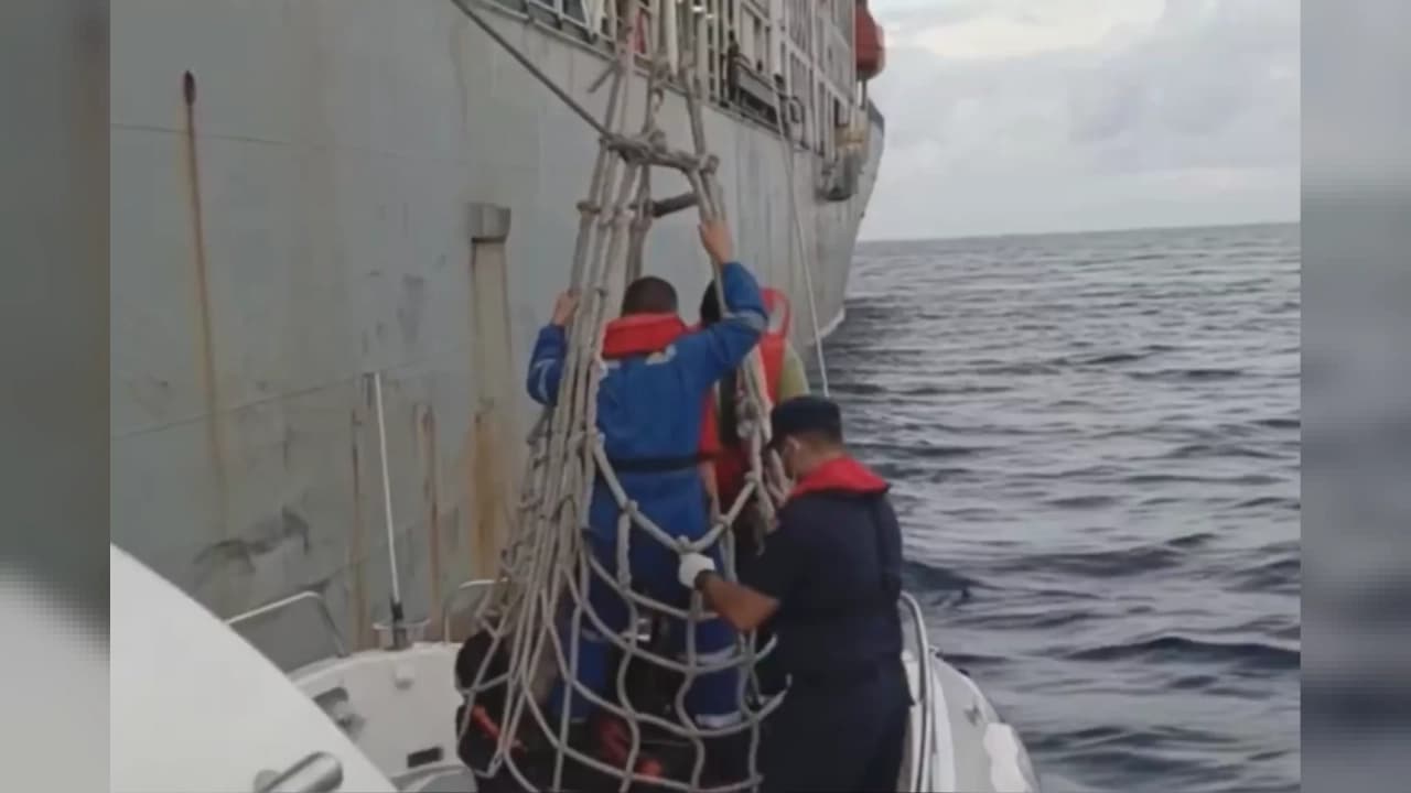 Antalya Kaş'ta Ticari Gemideki Yaralı Mürettebat Tahliye Edildi
