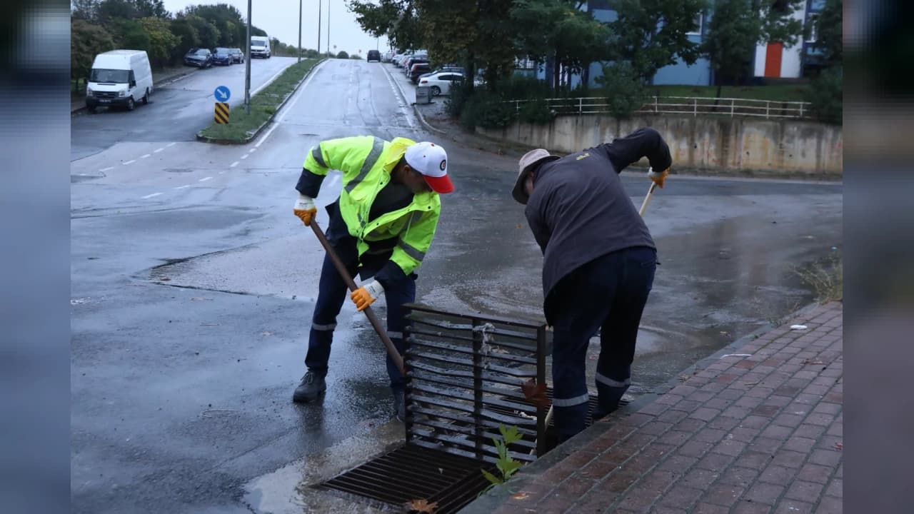 Çayırova'da yağışa karşı 3 ekiple mazgal temizliği yapıldı