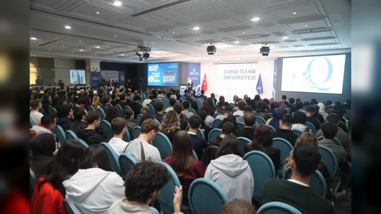 Gazeteci Lauren Booth BTÜ'de kimlik ve inanç arayışını anlattı