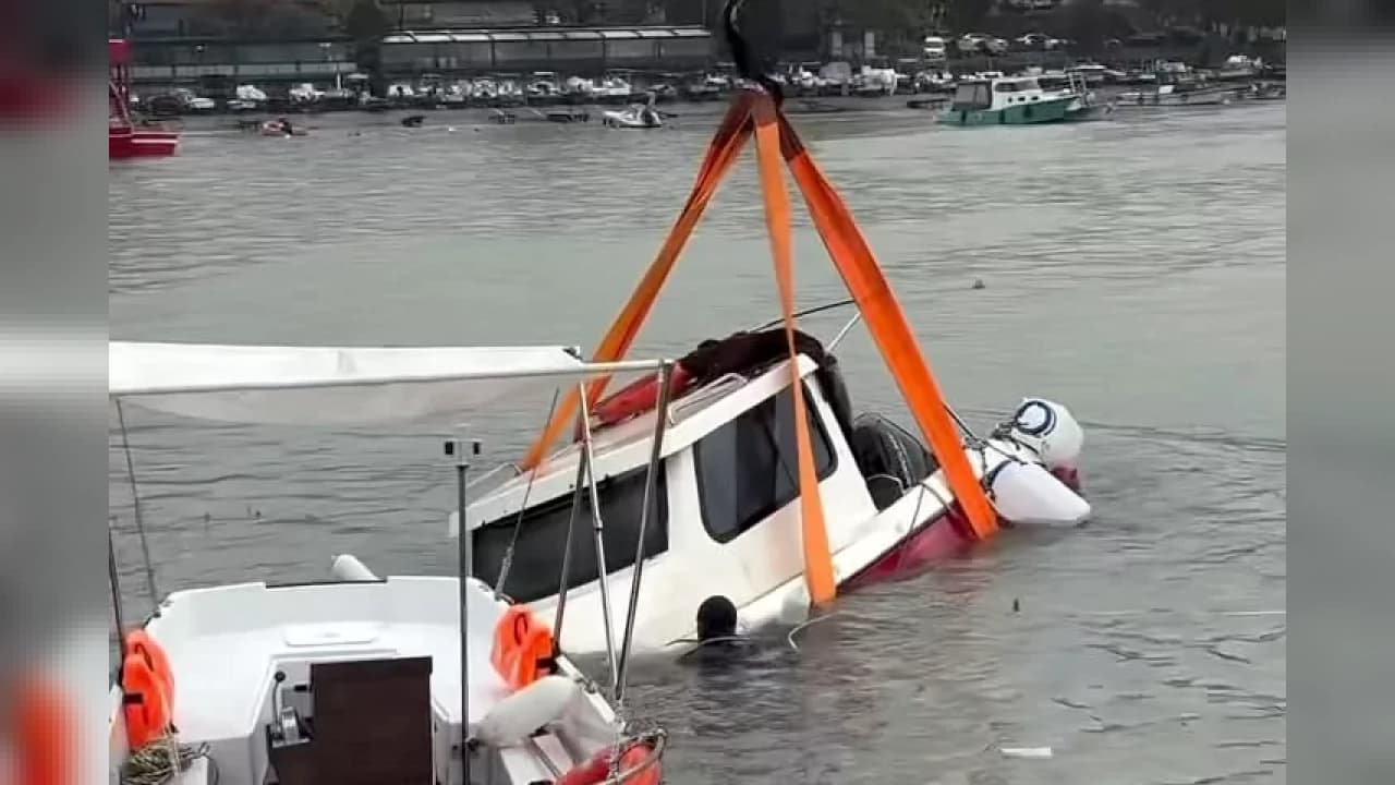 Akçakoca Limanı'nda Batan Fiber Tekne Vinçle Çıkarıldı