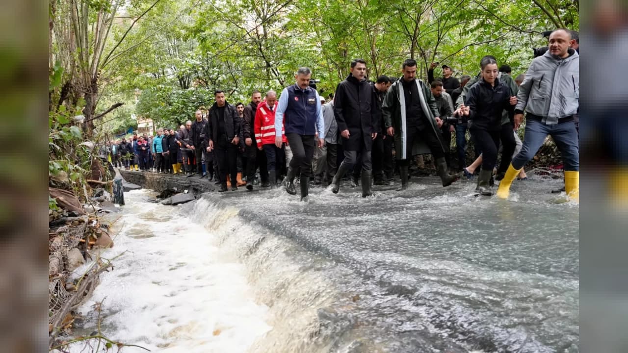 Bakan Kurum Ayazağa'da sel bölgesini inceledi