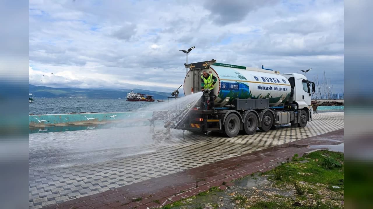 Bursa Büyükşehir Belediyesi Tirilye sahilini temizledi
