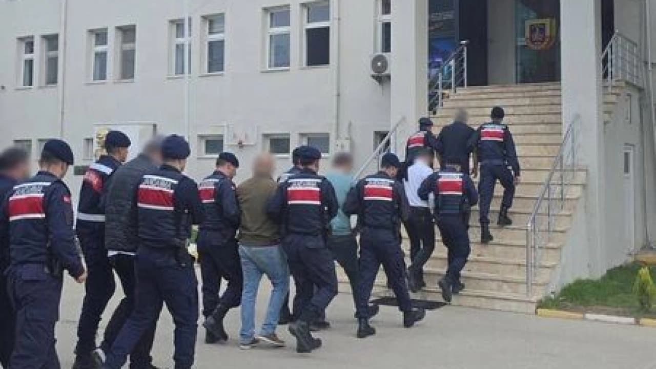 Bursa'da Trafik Denetimlerini Paylaşan 8 WhatsApp Yöneticisi Yakalandı