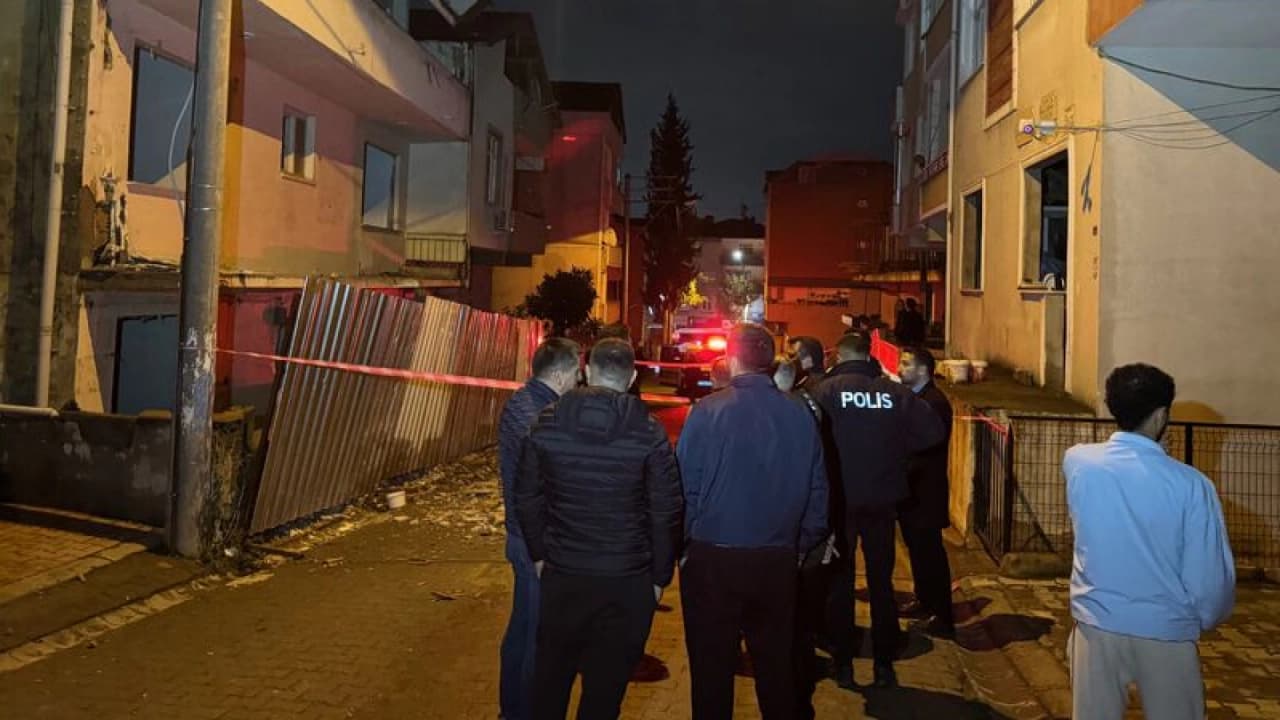 Darıca'da yıkılan balkonun ardından bir bina tedbiren boşaltıldı