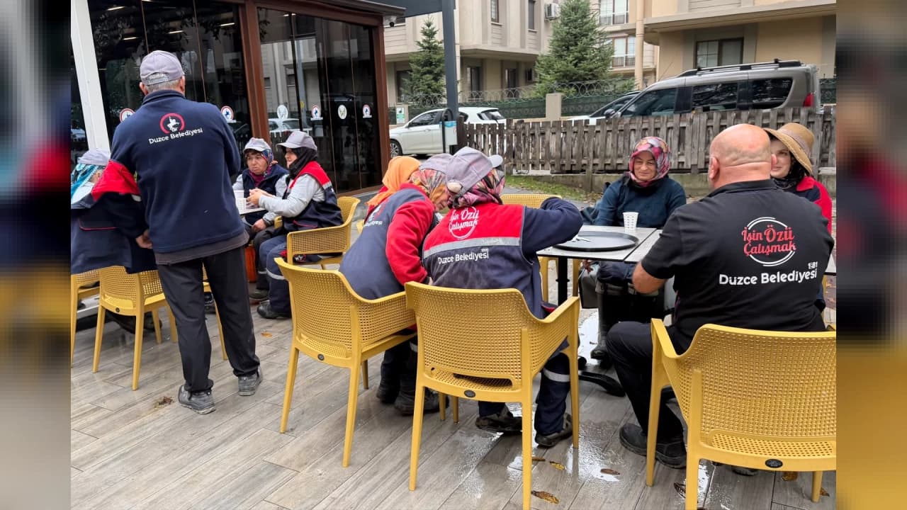 Düzce Belediyesi Temizlik Personeli Kusursuz Kafe'de Mola Verdi