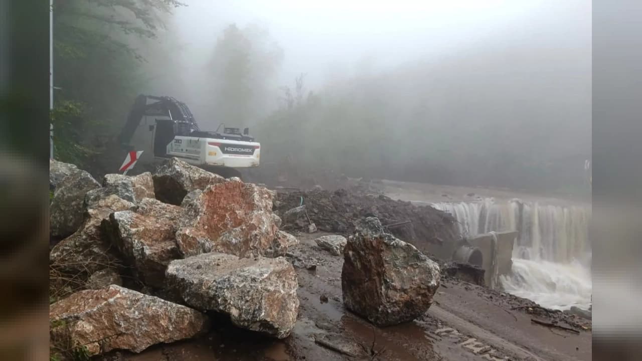 Düzce Gölyaka'da Taşkın Nedeniyle Kapanan Köy Yolu Ulaşıma Açıldı