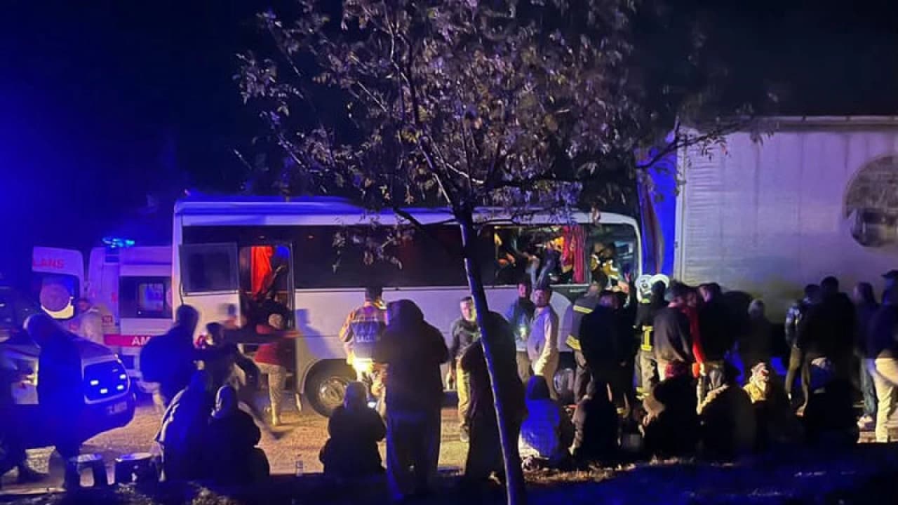 Isparta'da Tarım İşçilerini Taşıyan Midibüs TIR'a Çarptı: 17 Yaralı