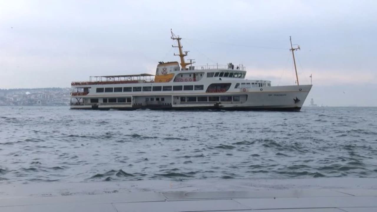 İstanbul'da olumsuz hava nedeniyle bazı vapur seferleri iptal edildi