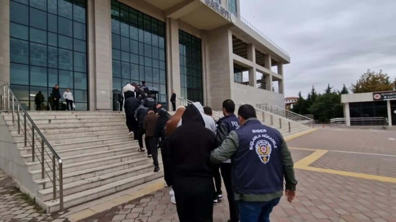 İstanbul'da yasa dışı bahis SMS operasyonu: 24 gözaltı