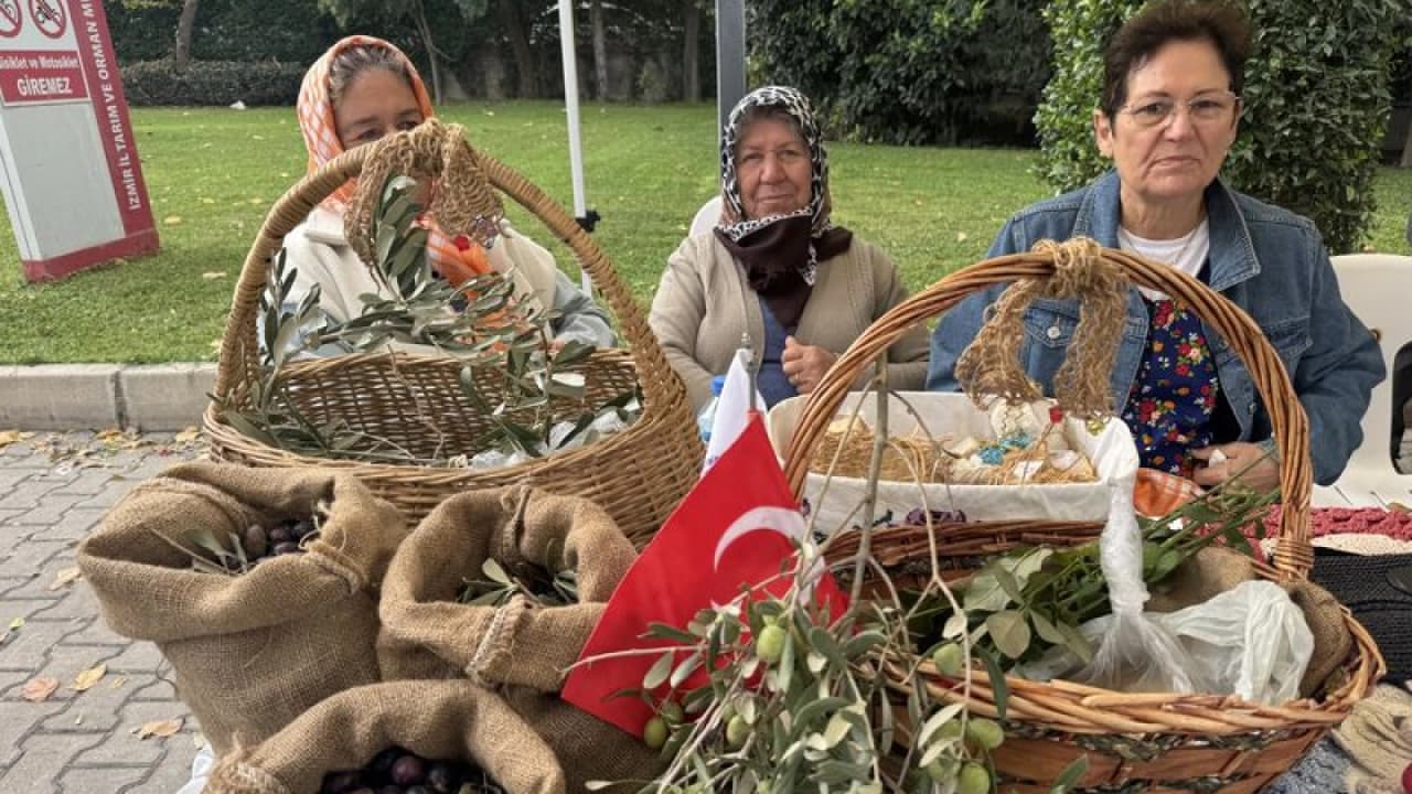 İzmir'de kadın çiftçiler ürünlerini satışa sundu