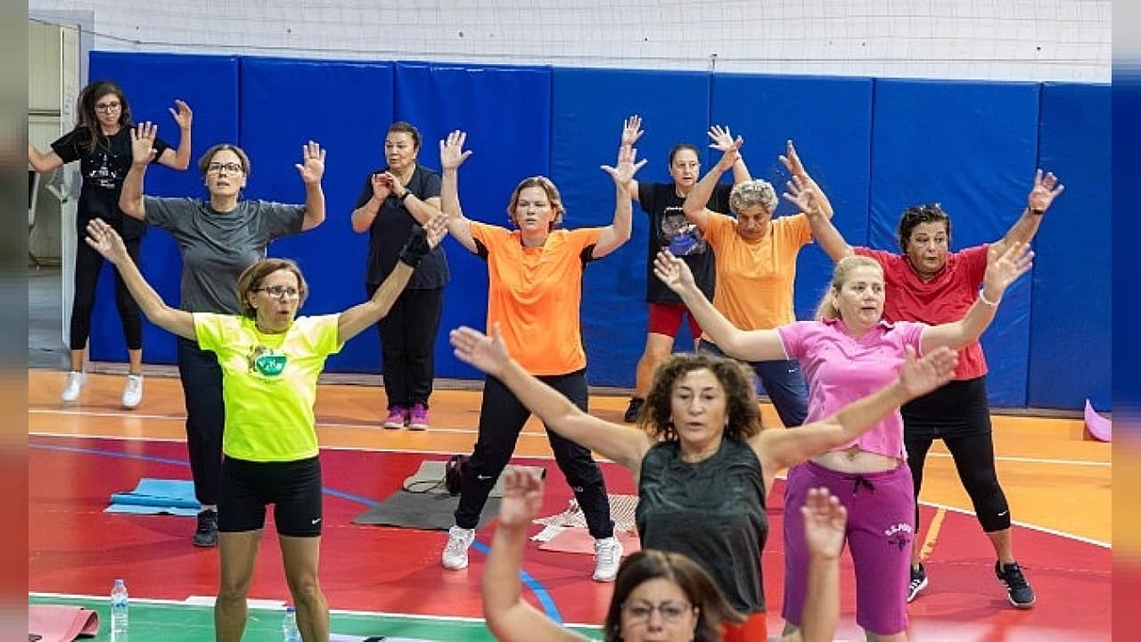 Karşıyaka Belediyesi kış dönemi sabah sporlarını 3 salona taşıdı