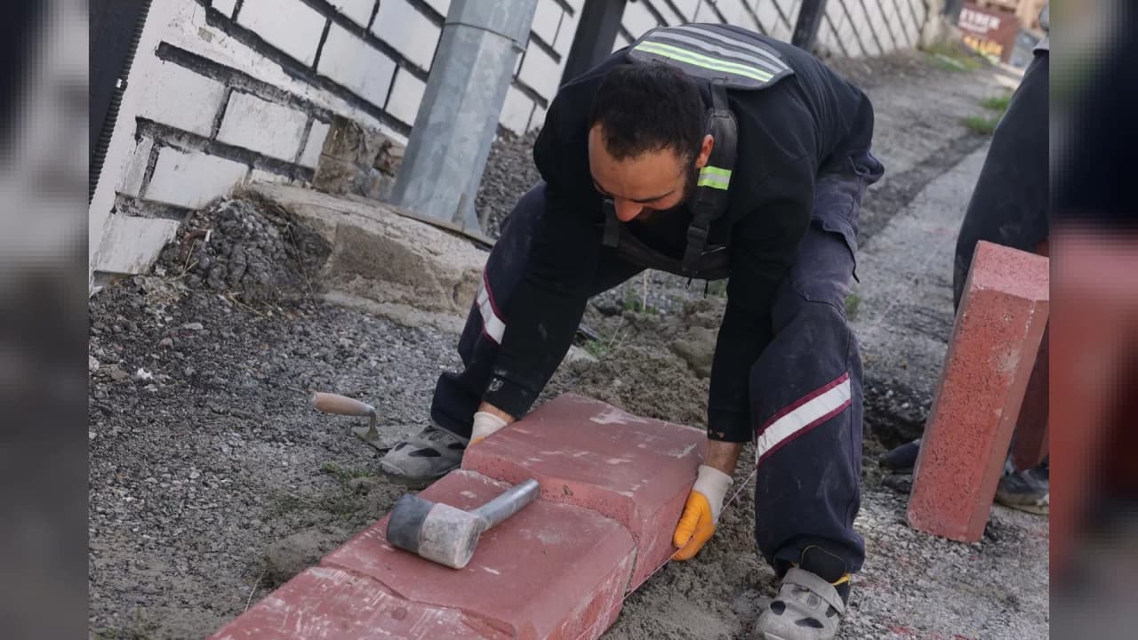 Keçiören'de kaldırım yenileme ve altyapı çalışmaları sürüyor