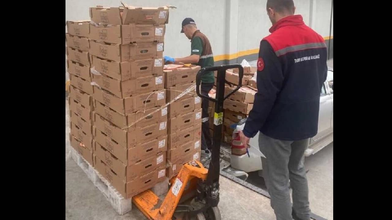 Konya Karatay'da Tarihi Geçmiş 7 Ton Tavuk Eti İmha Edildi