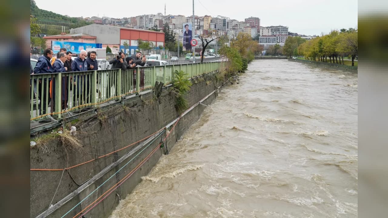 Vali Davut Gül Kağıthane'deki sağanak çalışmalarını inceledi