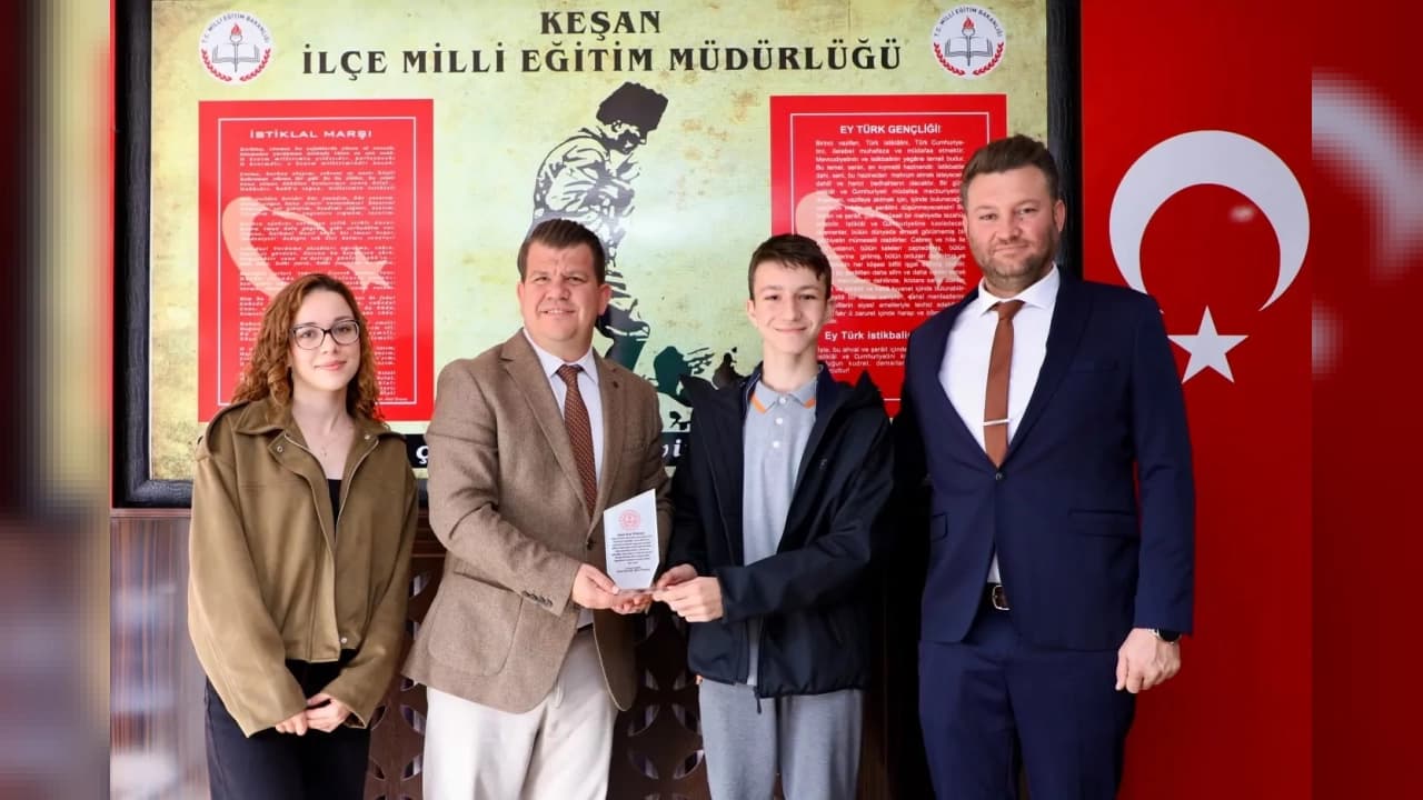 Keşan'da Çevre Temizliği Yapan Öğrenciye Plaket