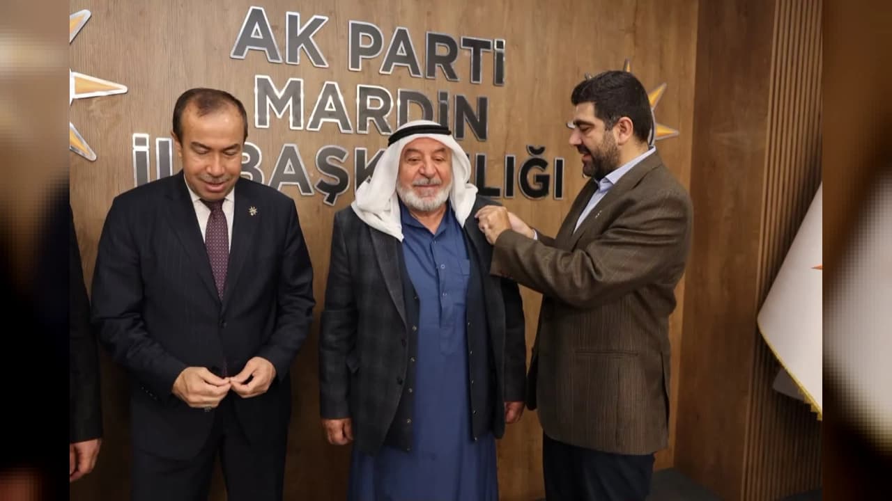 Mardin'de AK Parti'ye katılan ailelere rozetleri takdim edildi