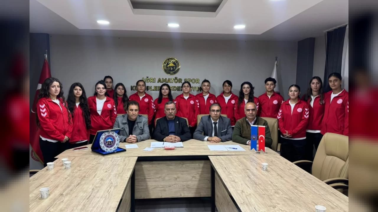 Ağrı Kadın Futbol Takımı ASKF'yi ziyaret etti