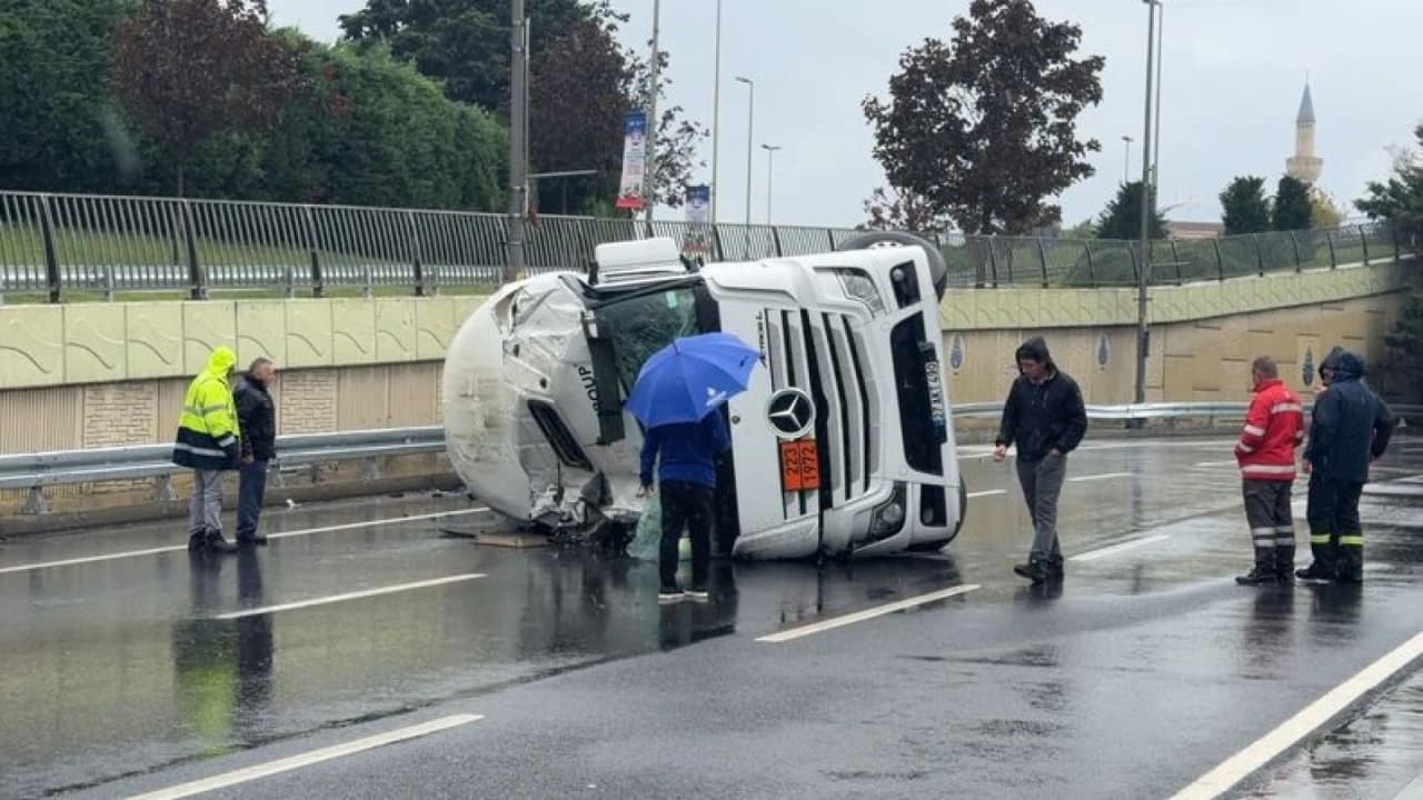 Bakırköy'de LNG yüklü tanker devrildi: Yol trafiğe kapatıldı