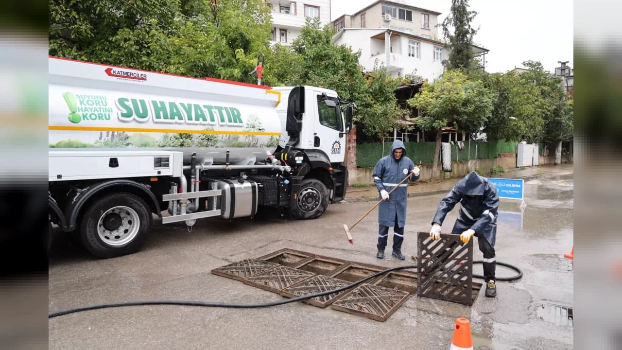 Gebze'de Yağmur Suyu Mazgalları Temizleniyor