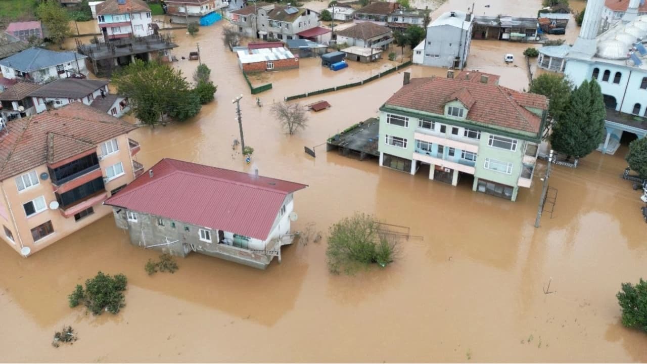 Sakarya'nın Karasu ilçesinde sağanak nedeniyle sel baskını