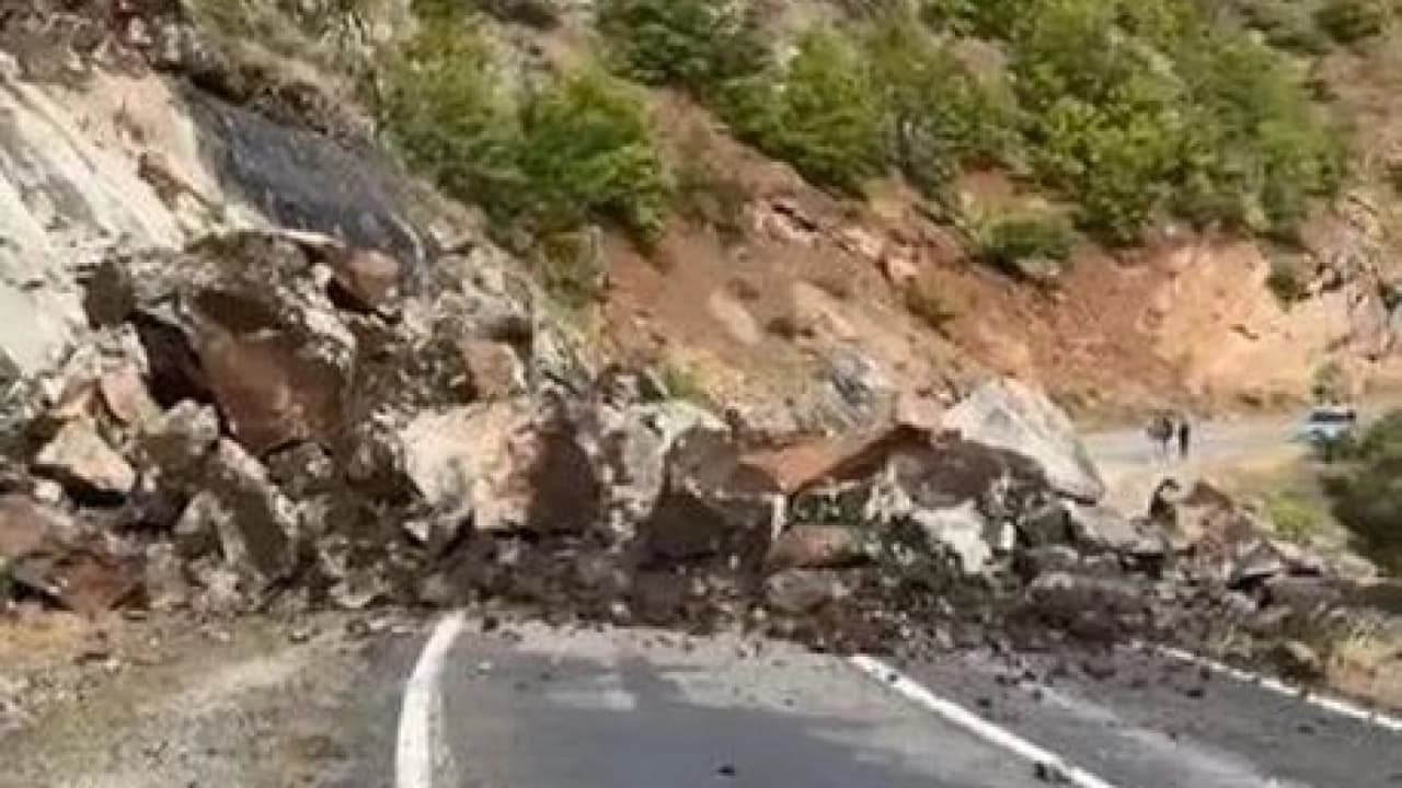 Şavşat'ta heyelan nedeniyle köy yolu ulaşıma kapandı