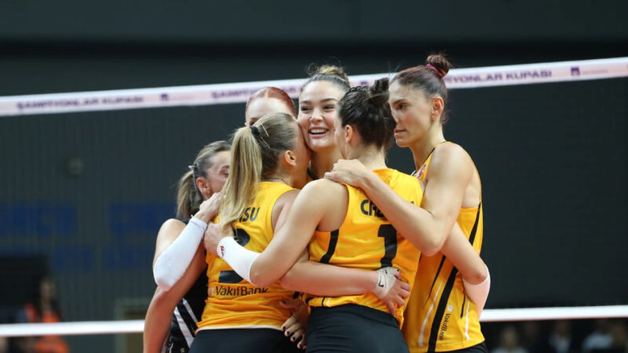 VakıfBank, Eczacıbaşı Peron İstanbul'u 2-0 geriden gelip 3-2 yendi