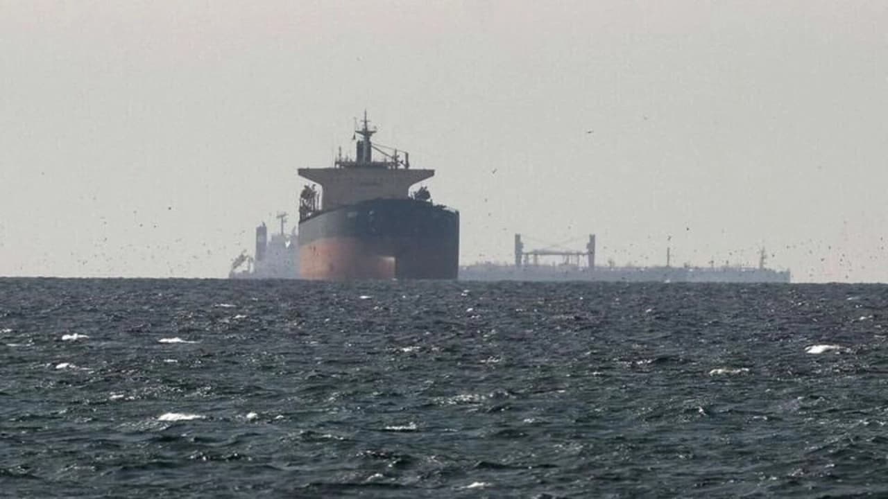 Hürmüz Boğazı'nda mayına çarpan petrol tankerinde yangın çıktı