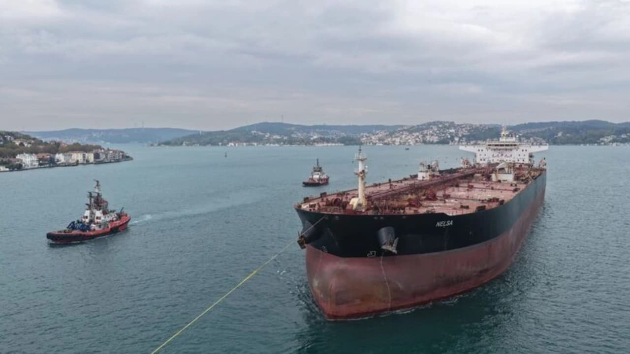 İHA saldırısına uğrayan ham petrol tankeri İstanbul Boğazı'ndan geçti