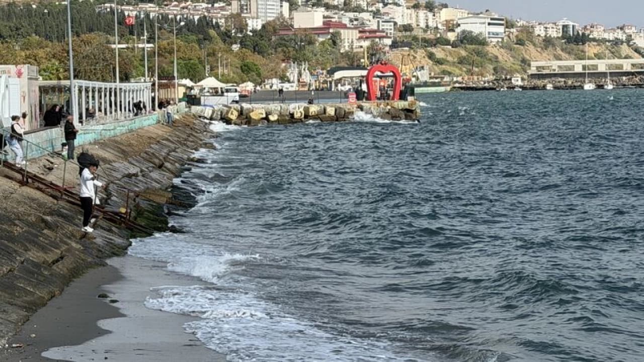 Tekirdağ'da lodos etkisini yitirdi, deniz ulaşımı normale döndü