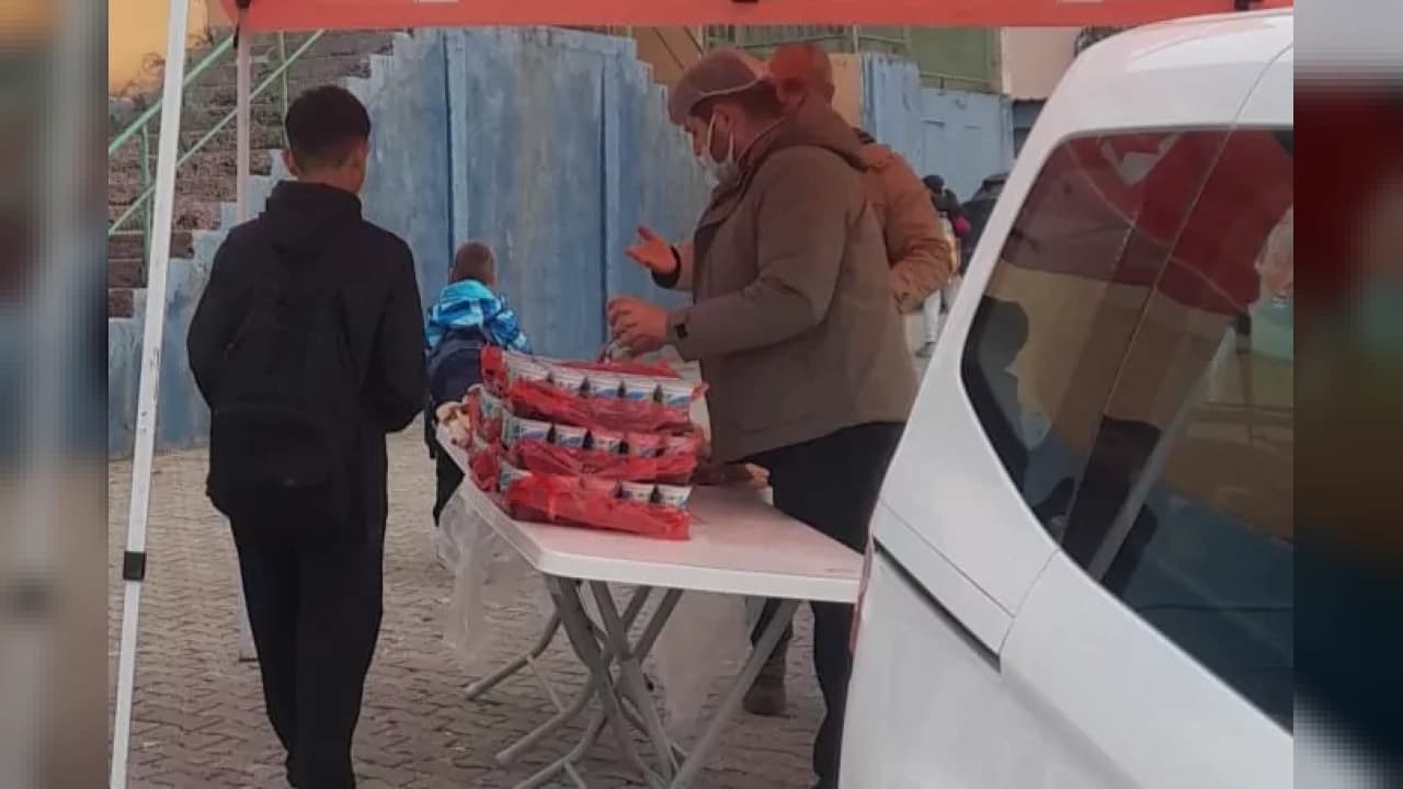 İzmit Belediyesinden üç ilkokulda öğrencilere poğaça ve ayran ikramı