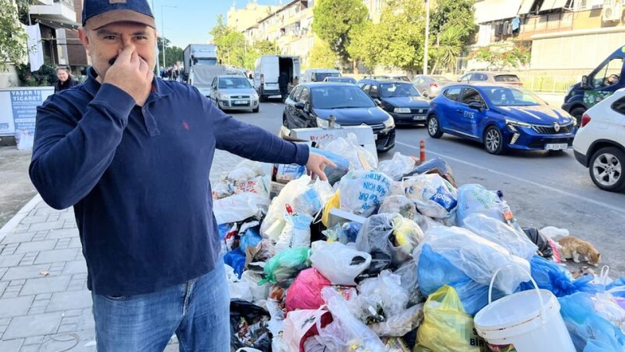 Karşıyaka'da çöp birikintileri ve kötü koku tepki çekti