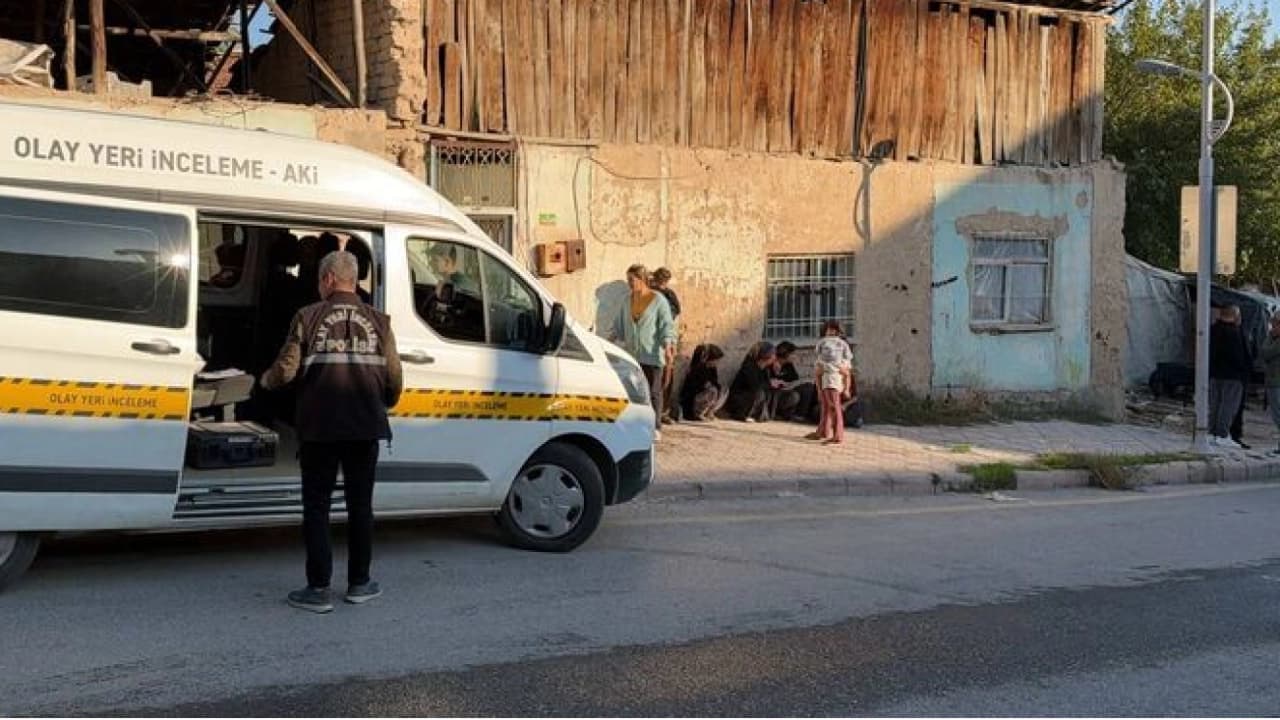 Malatya'da eve giren şüpheli iki kadını bıçakla yaraladı