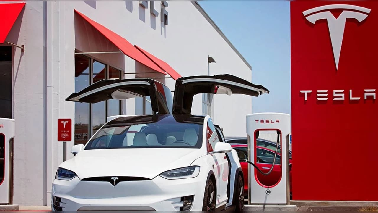 Tesla hisseleri gerilerken yeni Roadster modeli tanıtıldı