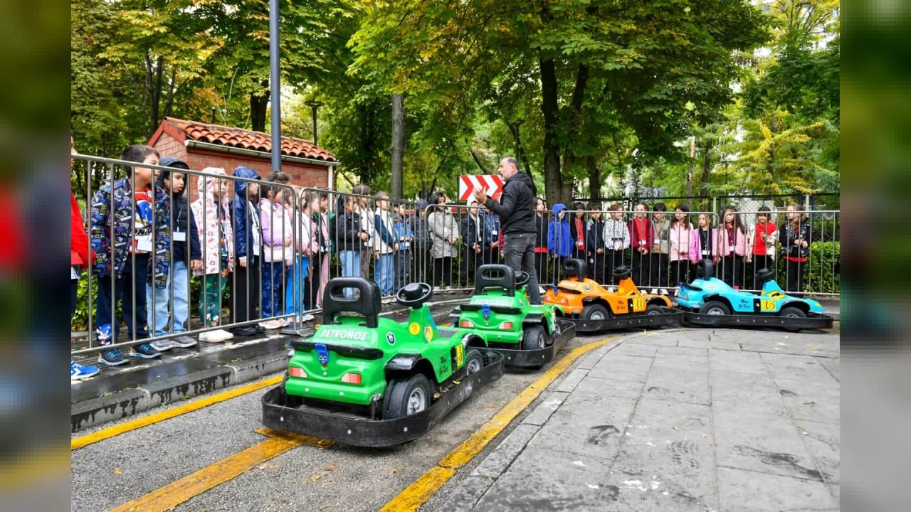 Ankara'da minikler Kurtuluş Parkı'nda trafik eğitimi alıyor