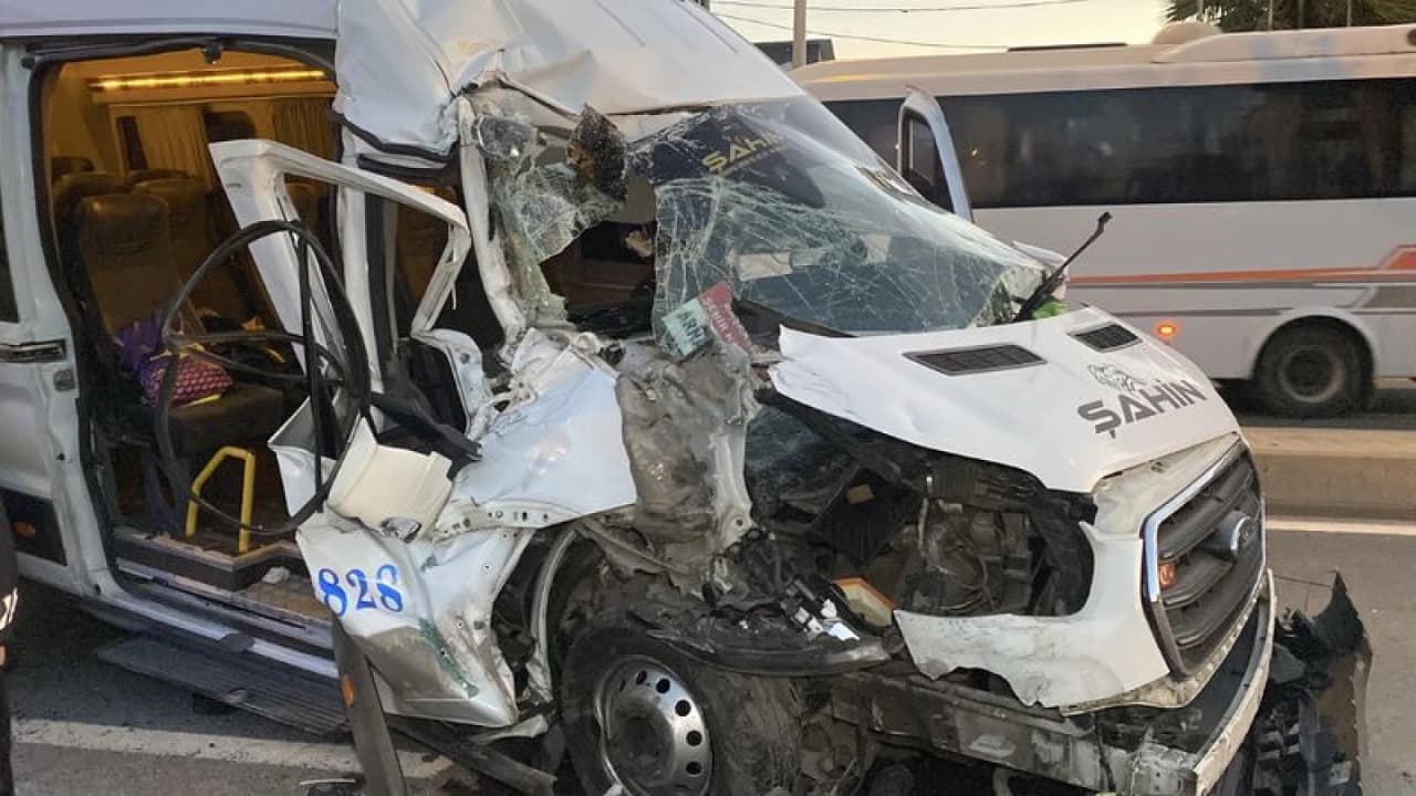 Arnavutköy'de Servis Minibüsü Kamyona Çarptı: 9 Yaralı