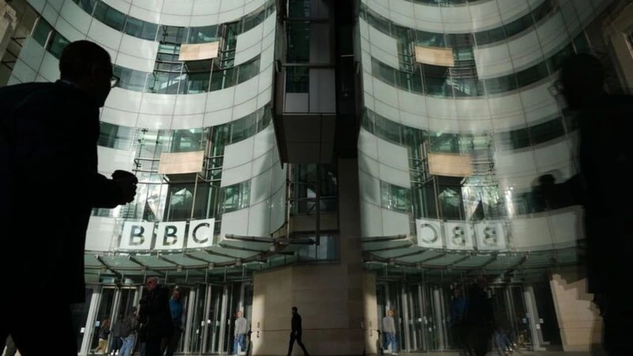 BBC tasarruf kararıyla kanallarını kapatıp personel çıkaracak