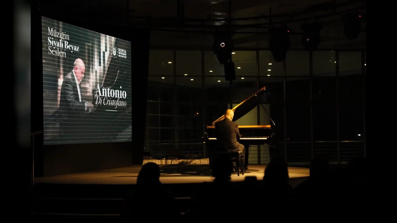 İtalyan piyanist Antonio Di Cristofano Bursa'da sahne aldı