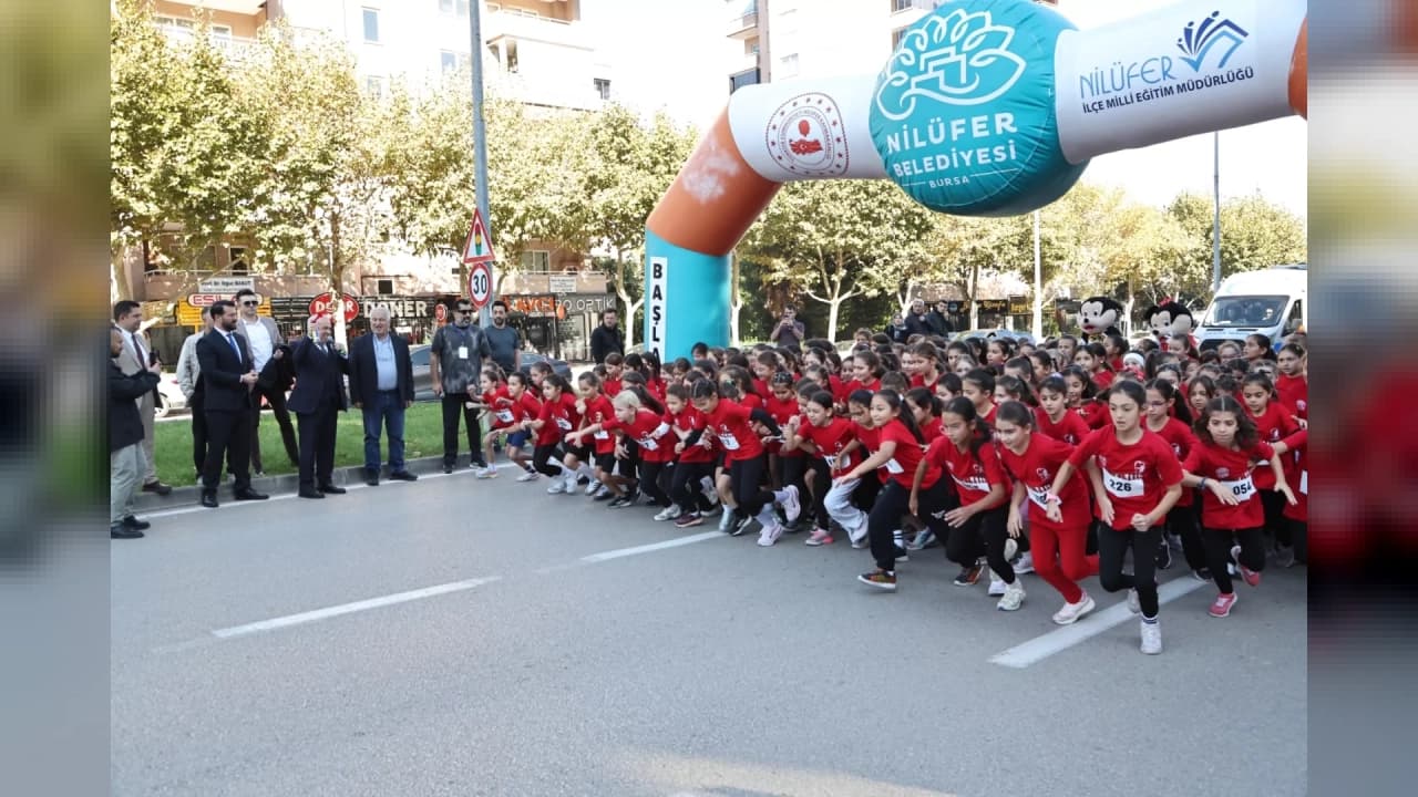 Nilüfer'de Cumhuriyet Koşusu bin 749 öğrencinin katılımıyla başladı