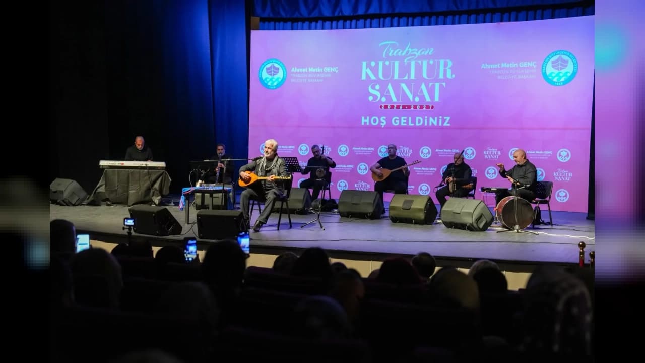 Trabzon'da Esat Kabaklı konseri düzenlendi