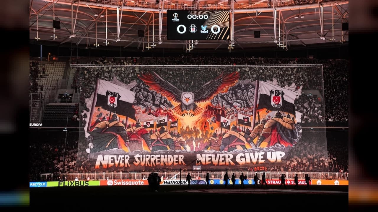 Beşiktaş-Crystal Palace Maçında Kartal Koreografisi