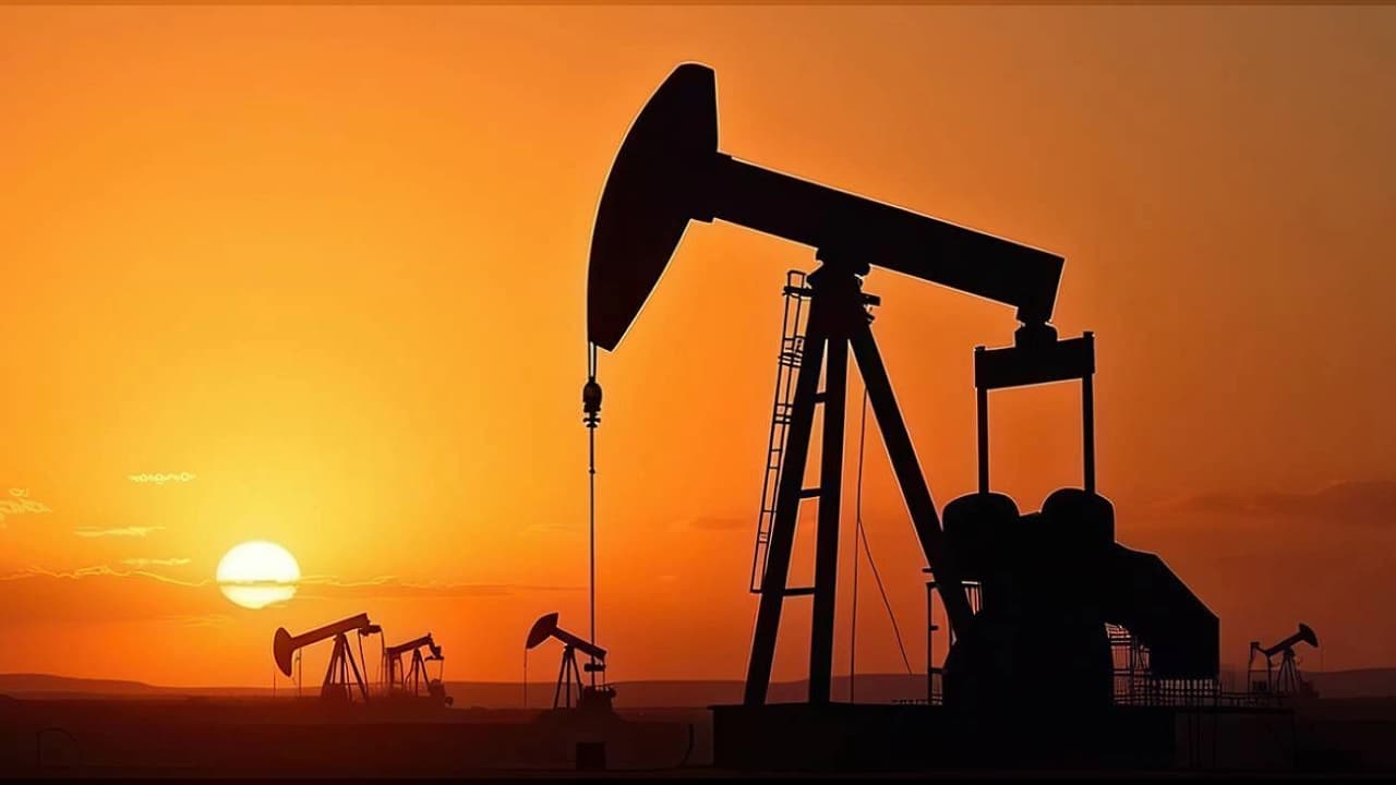 Brent petrol 111,48 dolara yükseldi: Arz endişeleri fiyatları tetikledi