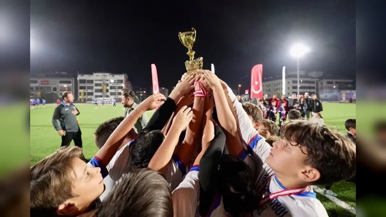 DENİZLİ'DE 29 EKİM CUMHURİYET BAYRAMI FUTBOL TURNUVASI SONA ERDİ