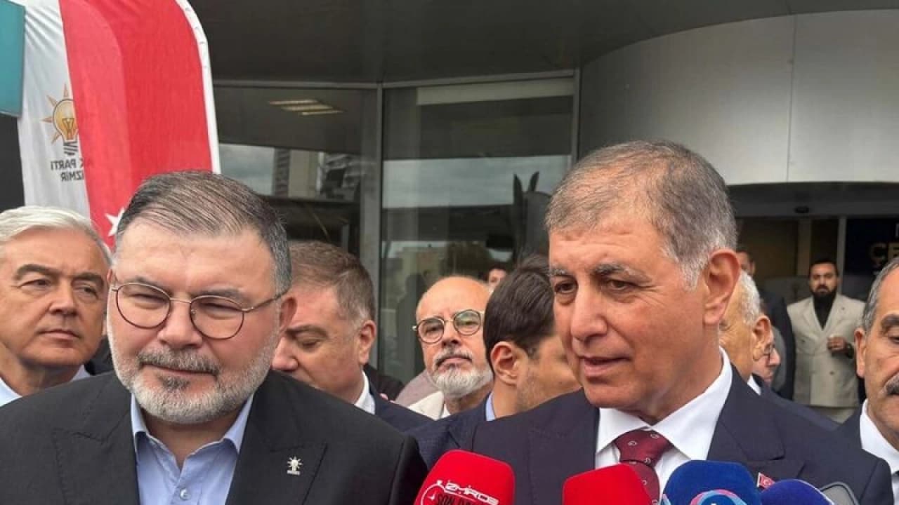 İzmir Büyükşehir Belediye Başkanı Tugay'dan esnaf ziyareti ve indirim mesajı