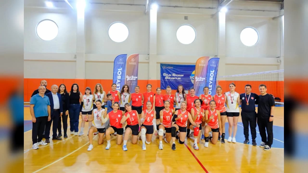 İzmir'de kadınlar voleybol şampiyonu İl Millî Eğitim Müdürlüğü oldu