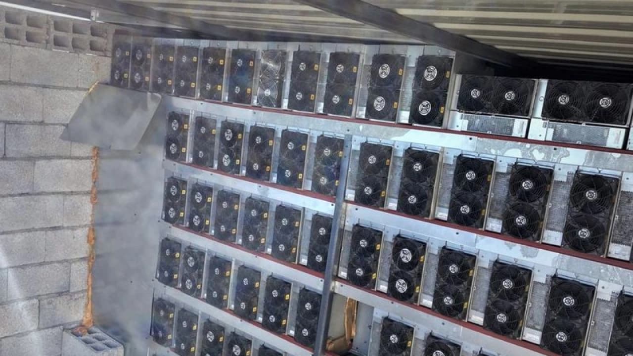 Nusaybin'de 200 Hanelik Kaçak Elektrikle Kripto Para Üretimi Yakalandı