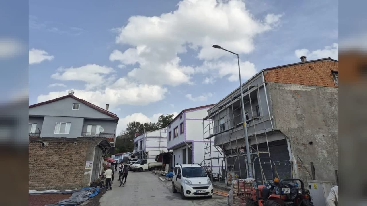Ordu ve Samsun Sınırındaki Cadde İki Şehrin Renklerine Boyanıyor